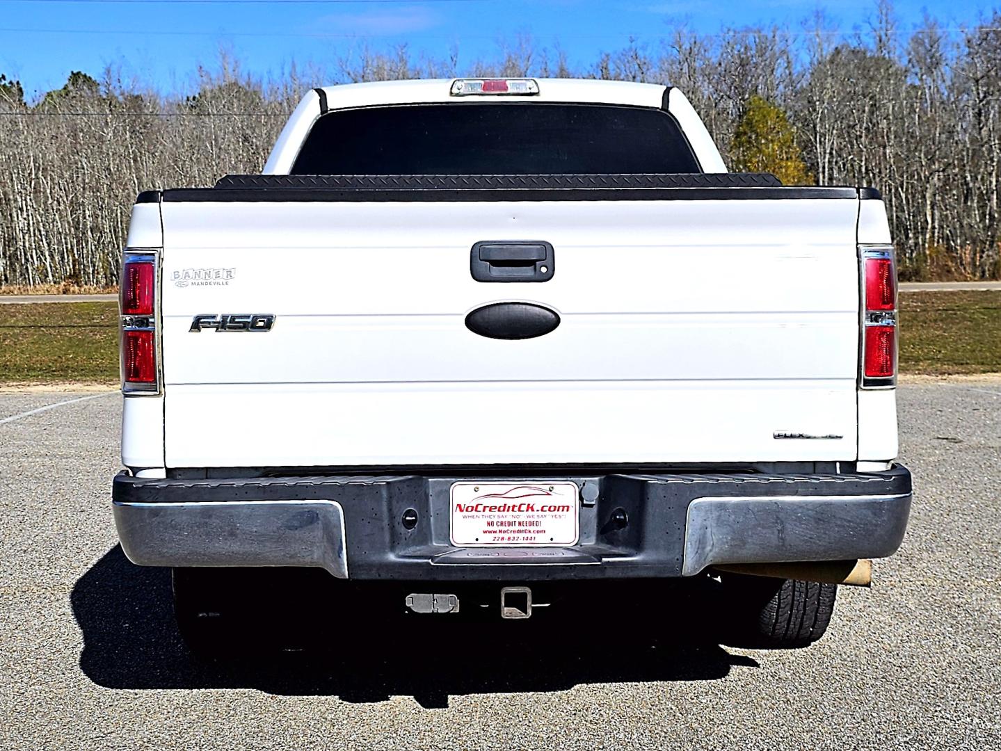 2011 White Ford F-150 LXT SuperCrew 5.5-ft. Bed 2WD (1FTEW1CM3BF) with an 3.7L V6 DOHC 24V engine, 4-Speed Automatic transmission, located at 18001 Kellogg Rd, Saucier, MS, 39574, (228) 832-1441, 39.421459, -76.641457 - Photo#5